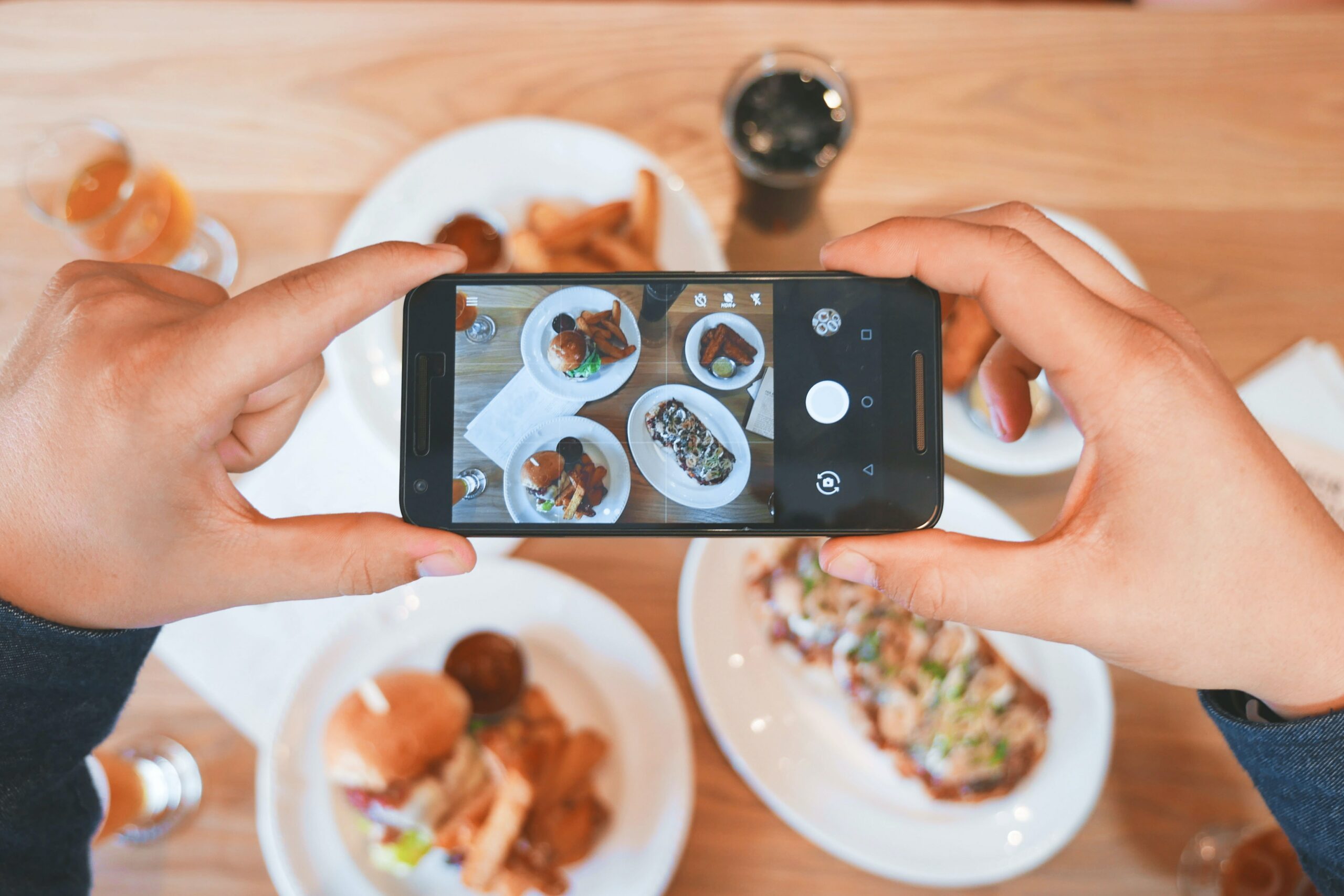 Photographié des plats avec le téléphone - Les 8 tendances social media en 2021 - L'agence Com' Kani