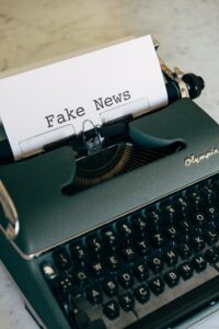 Une machine à écrire avec écrit Fake News 