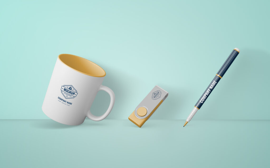 Image d'un mug, une clé USB et un stylo personnalisé
