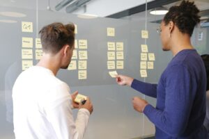 Brainstorming en équipe sur les objectifs d'une stratégie digitale 