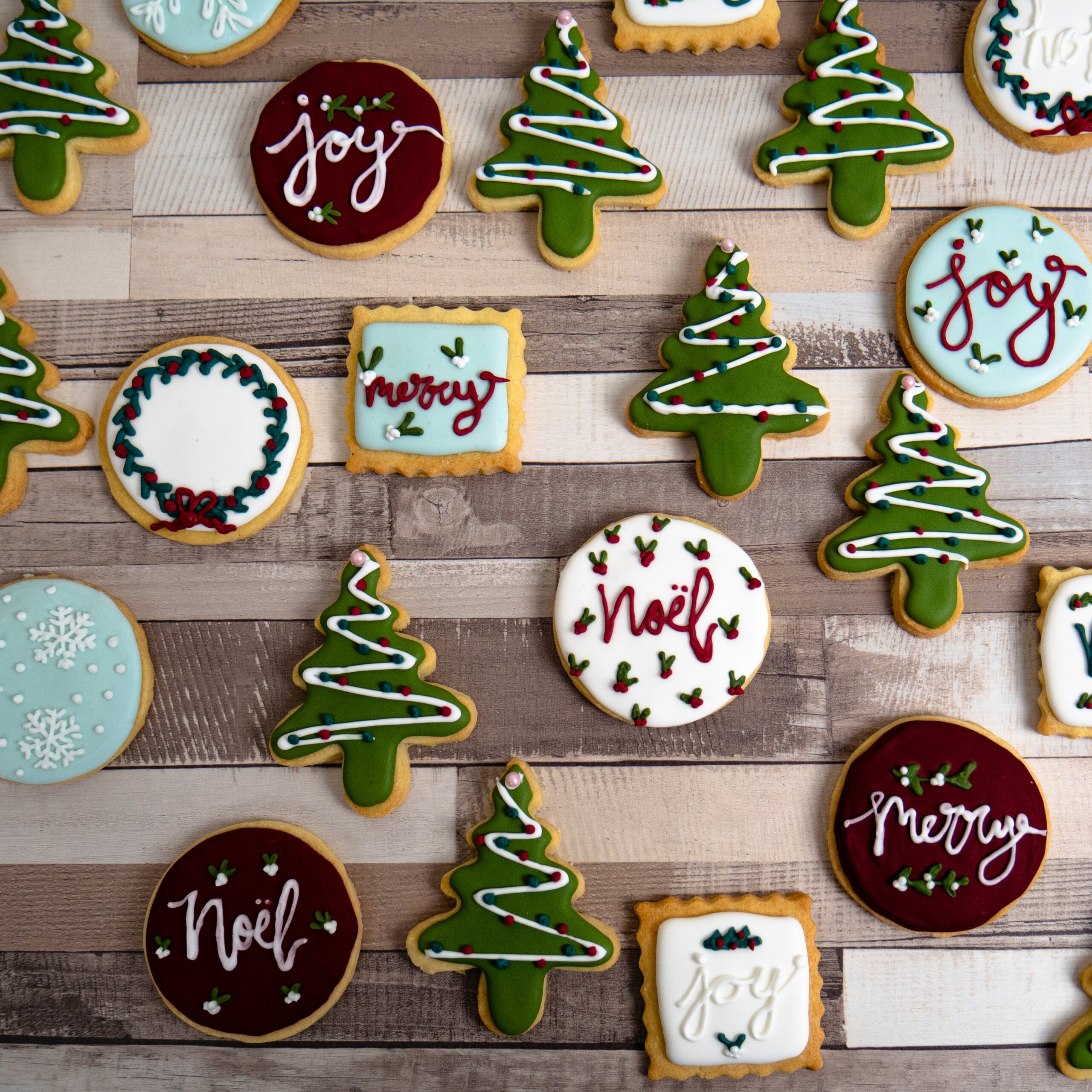 Des biscuits pour les fêtes de fin d'année avec différentes décorations et de recettes