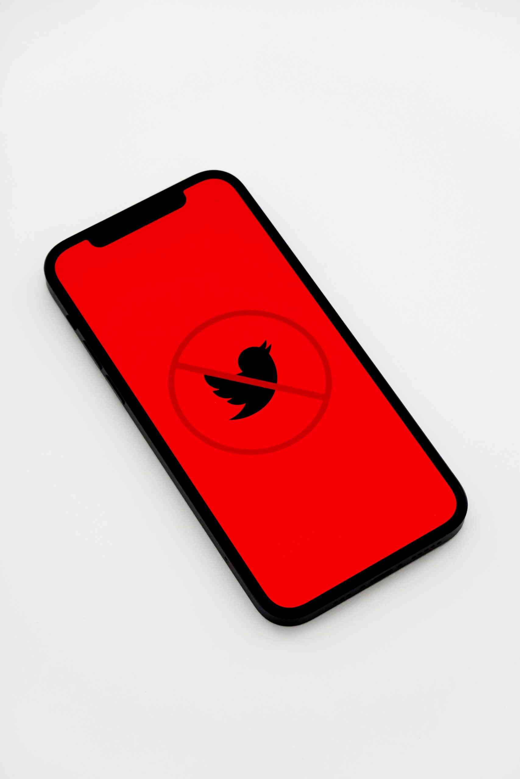 Visuel liée hors social media présenter par le logo Twitter en rouge et barrée