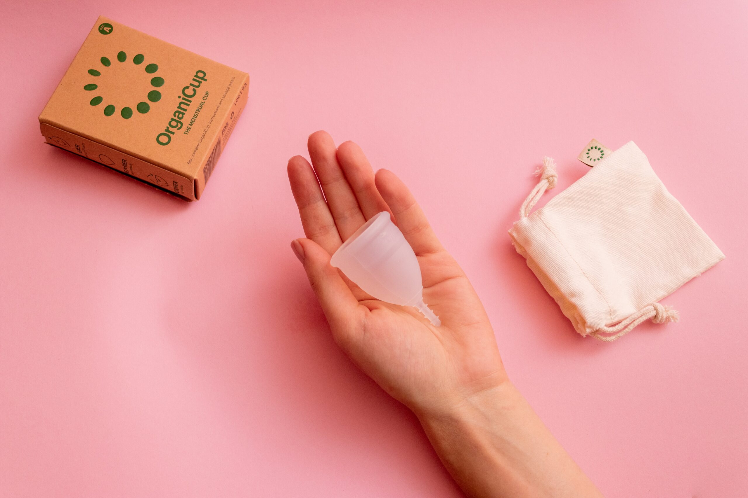 Une cup pour les menstruations des femmes avec son pochon et le packaging en matière recyclable