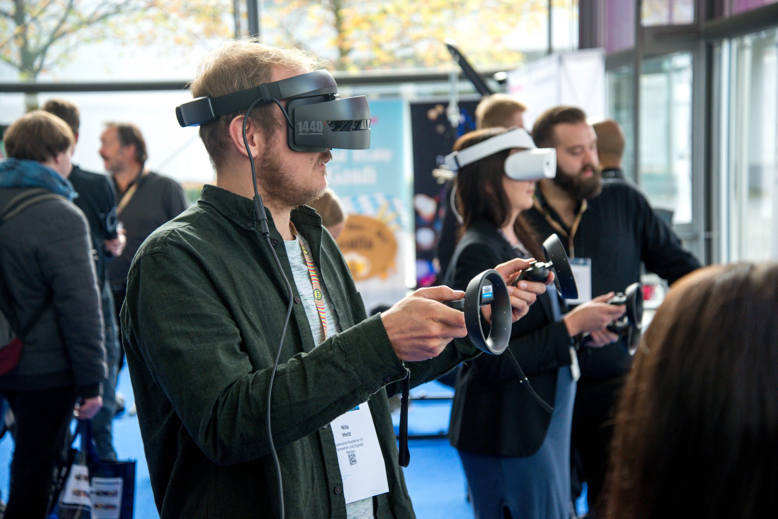 Un homme qui participe à un évènement en utilisant le casque de la Réalité Virtuelle (VR)