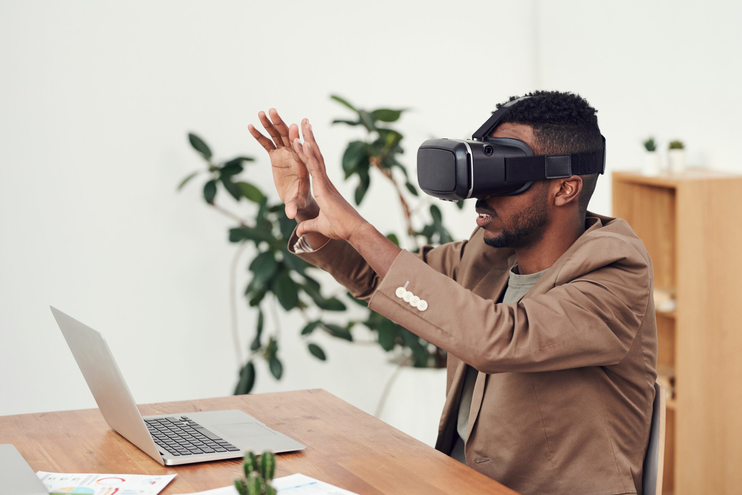 Un homme avec le casque de la Réalité Virtuelle pour l'immobilier