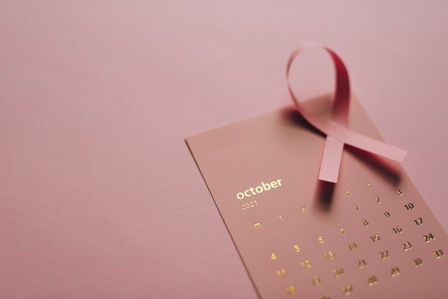 Photo d'un calendrier du mois d'octobre accompagné d'un ruban sur fond rose