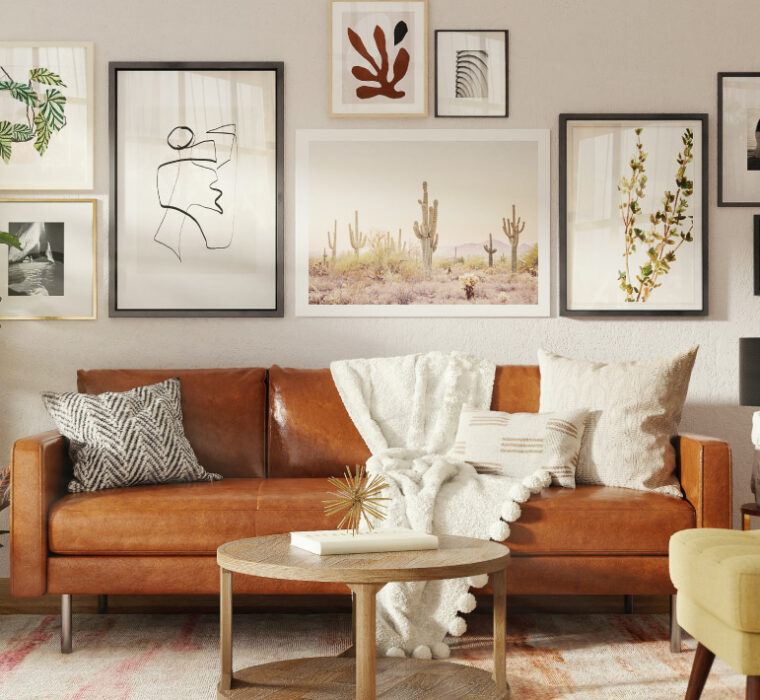 Salon avec un canapé et des cadres photos