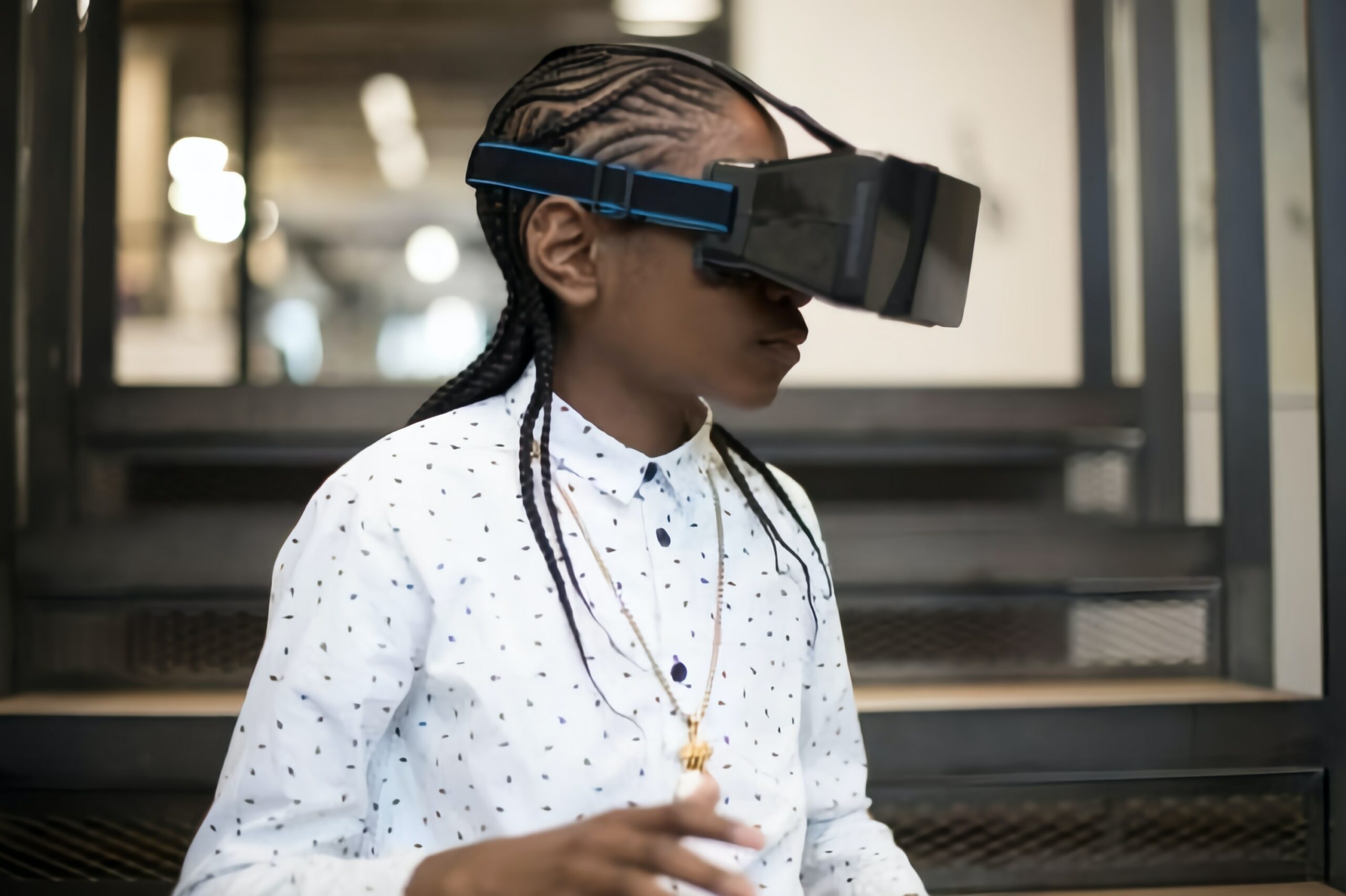 Fille portant un casque de réalité virtuelle sur les yeux - Les 10 tendances social media 2023