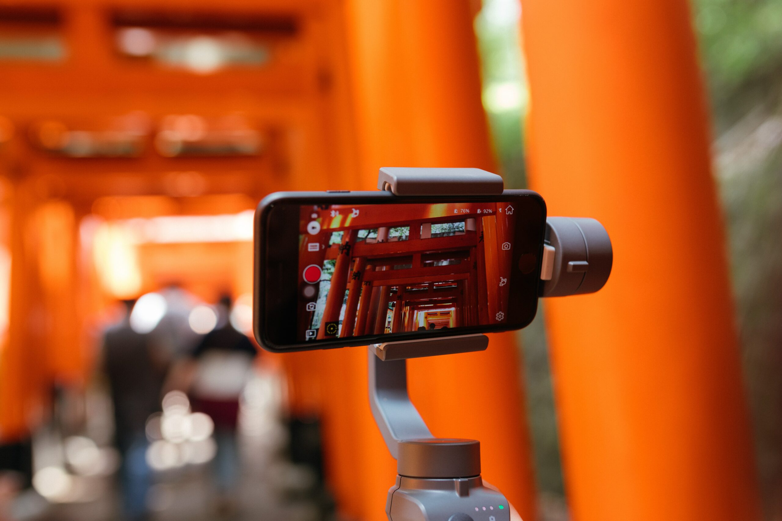 Smartphone en train de filmer tenu par un stabilisateur mobile - Les 10 tendances social media de 2023