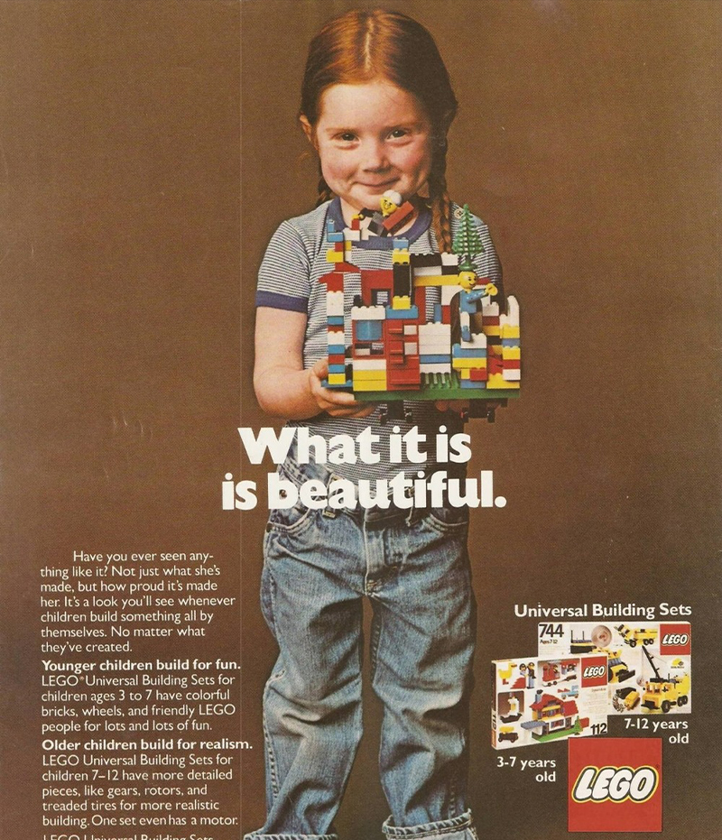 Affiche lego des années 80 avec petite fille tenant une construction en lego
