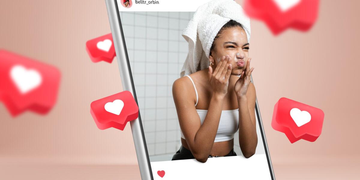Femme dans un décor de téléphone entourée d'icônes de like en train de se nettoyer le visage