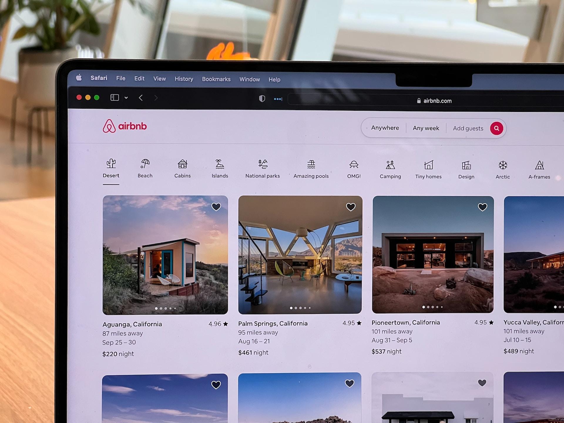 Interface du site internet avec le naming de la marque Airbnb