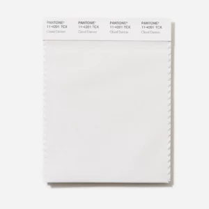 Échantillon de tissu blanc cassé suspendu, identifié par quatre étiquettes Pantone "11-4201 TCX Cloud Dancer", illustrant la texture de la couleur de l'année 2026.