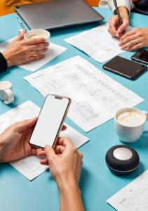 Séance de brainstorming et design d'interface mobile en équipe
