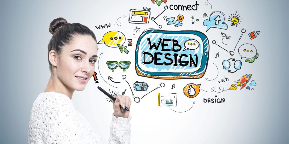 Vue de profil d'une jeune femme brune vêtue d'un pull blanc, tenant un marqueur et souriant. Arrière-plan gris avec une esquisse de conception web.