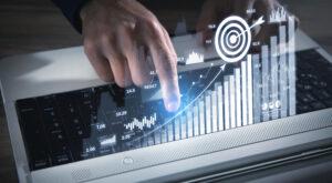Analyse de données et performance en entreprise : graphiques de croissance numériques sur un ordinateur portable.